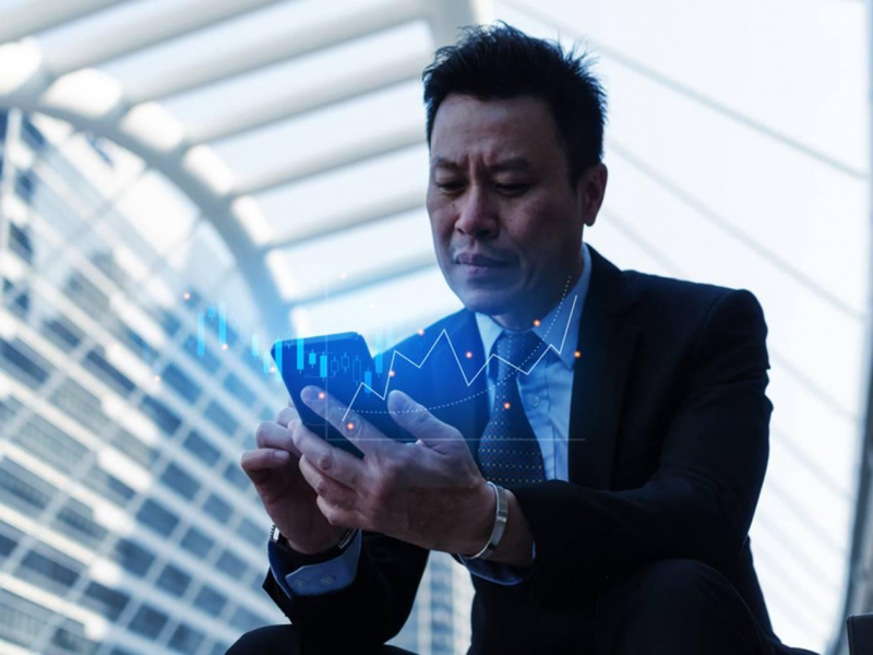 股票連虧7天蒸發42萬「臉上笑著，腦袋在冒煙」...他看懂致富真相：別怕賠錢，勇敢闖進去「賺一波大的」