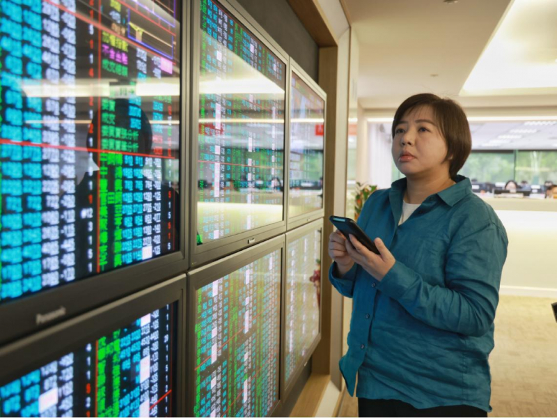 富邦金、國泰金、彰銀跌破年線...達人正式看空金融股！中鋼落底了？看好2大類股，資金轉移訊號浮現