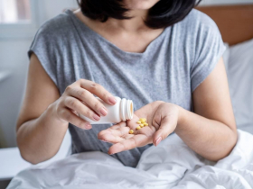 媽媽聽到專家推薦就「智商下降」，「●●醫學院、教授推薦」竟是假！老人家愛亂買保健食品，如何破解？