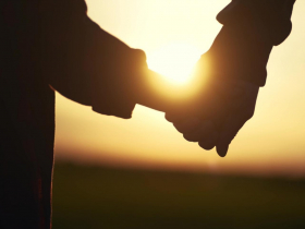 少給一點愛，很不公平？他在父親癌末才懂：原來每句偏心背後，是另一種無聲關愛「我也心疼你」