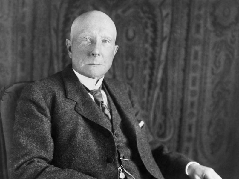 別再傻傻存錢了！這2種人，一輩子窮忙...洛克菲勒的致富忠告：世上只有一種人註定成為有錢人