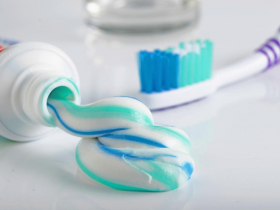 美調查市售牙膏「9成含鉛」!台灣常見品牌也上榜?保護自己先「管好嘴」,毒物專家推6食物排鉛毒