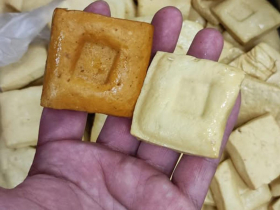 黃豆干、白豆干怎麼挑？原來是它「更天然」！專業菜販喊別誤會：追求外觀廠商只能「繼續染下去」…