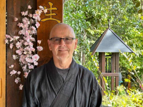 死守暴跌股票「沒賣就不算賠」？30年投資老手出家當和尚，從「禪學」領悟：放下賠錢的股票賺更多