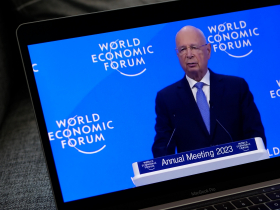世界經濟論壇創辦人施瓦布辭任主席，被爆公私不分、缺乏適當監管？他否認擬提訴訟，董事會啟動調查