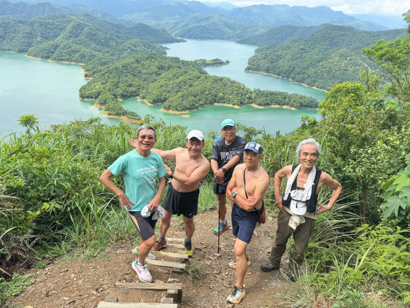 爬山來到石碇鱷魚島，用腳力閱覽全景！謝金河：陡升200米終登頂「攸關市民飲水的湖真壯麗」