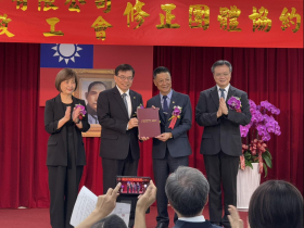 2.5萬郵局員工開心「全勤獎金季結改月結」！中華郵政團體協約修訂，7年前也是他簽字