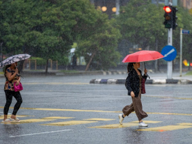 一周天氣／周末泡湯！首波梅雨鋒面攪局，雨下整周全台發霉…午後雷雨開炸，氣溫還會再降？