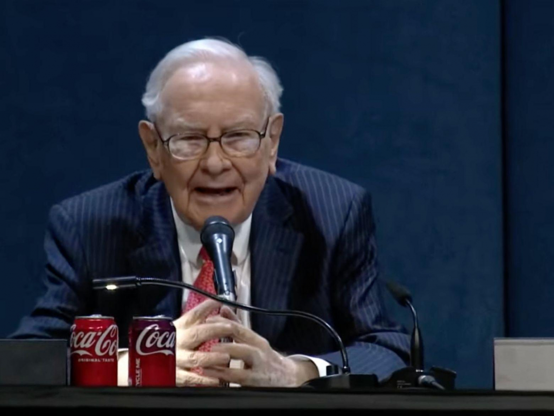 巴菲特股東會16問答！波克夏會抱日股50年、11兆不急花：財政政策讓我害怕「但身為美國人很幸運」 - 今周刊