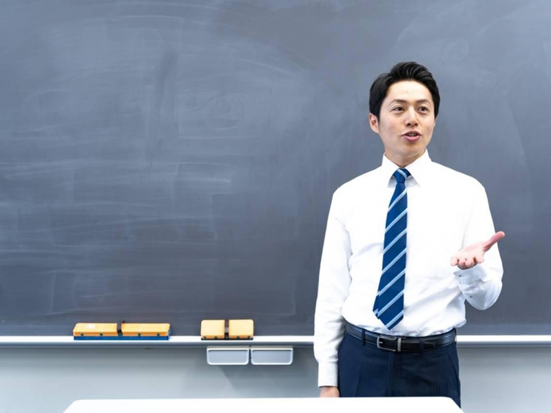 「兼差做當沖最好！」補習班老師不到3年賺6千萬，身兼教職炒股、獲利500倍，為何還堅持邊上班邊投資？