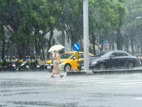 一周天氣／兩波鋒面接力全台有雨！2地區「紅到發紫」，劇烈變天何時和緩？一表看如何穿衣