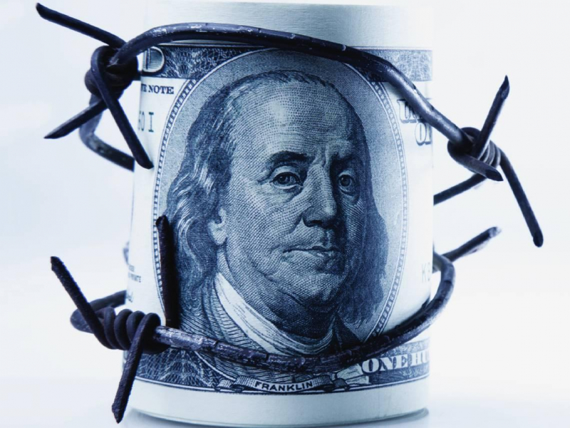 台幣狂飆，錢錢一個月蒸發9％！我的海外資產怎麼辦？基金該不該贖回、錢進台股能買誰？5招教你戰勝匯率風險