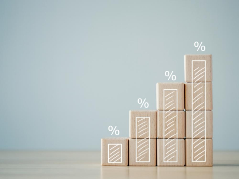 外國人說 “set the bar high”，跟酒吧沒關係！