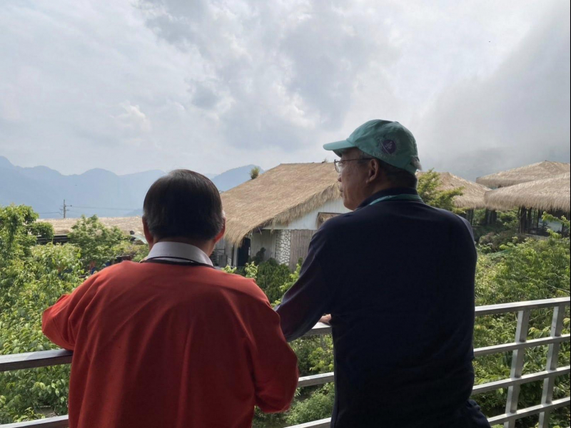 阿里山值得尊敬的長者！謝金河拜訪阿里山「優遊吧斯」幕後推手、太平村長嚴清雅，漫遊嘉義風光