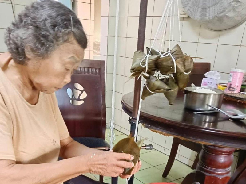 母親節吃媽媽包的粽子，早一步慶祝端午節…謝金河：慈母手中粽，媽媽是我們最珍貴的寶貝！