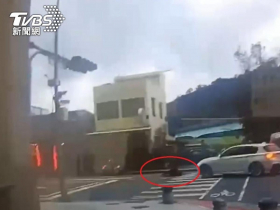 影／禮客OUTLET創辦人被車撞，挫傷求償600萬！密錄器畫面曝光，沒走人行道獅子大開口？