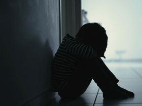 台中托嬰爆虐童！保育員「抓頭狂搖、拉扯拖行」，14童受害…社會局啟動調查「最重罰60萬並勒令停辦」