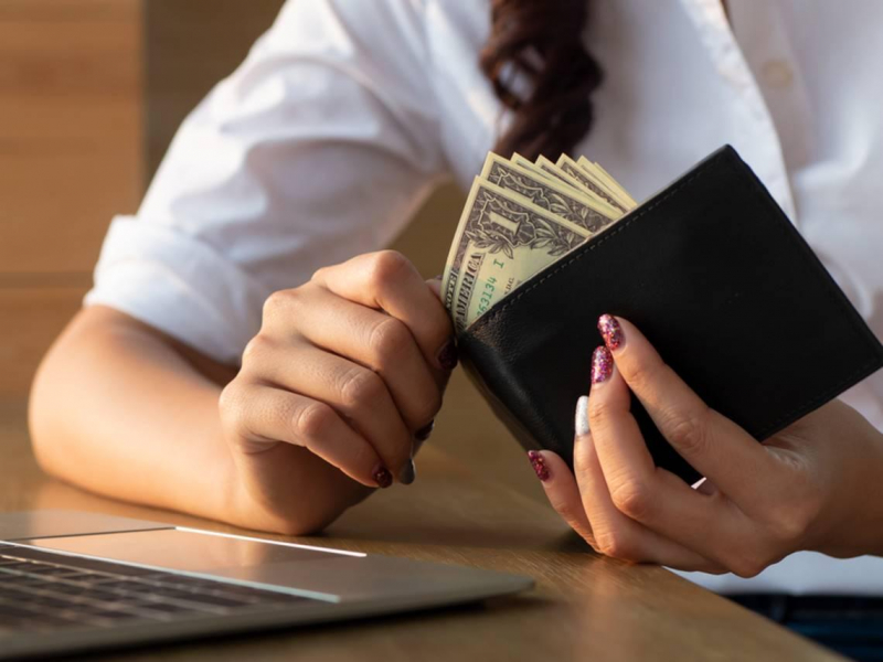 有錢人的皮夾長怎樣？她30歲財務自由，打開皮夾只剩這2物，錢包斷捨離致富之術大公開：各位賺翻了