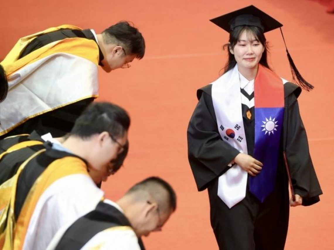 沒錢付學費險放棄大學，最終只填台大圓夢！韓籍畢業生：困境是轉彎的起點…訝異台灣人免請客也好感情