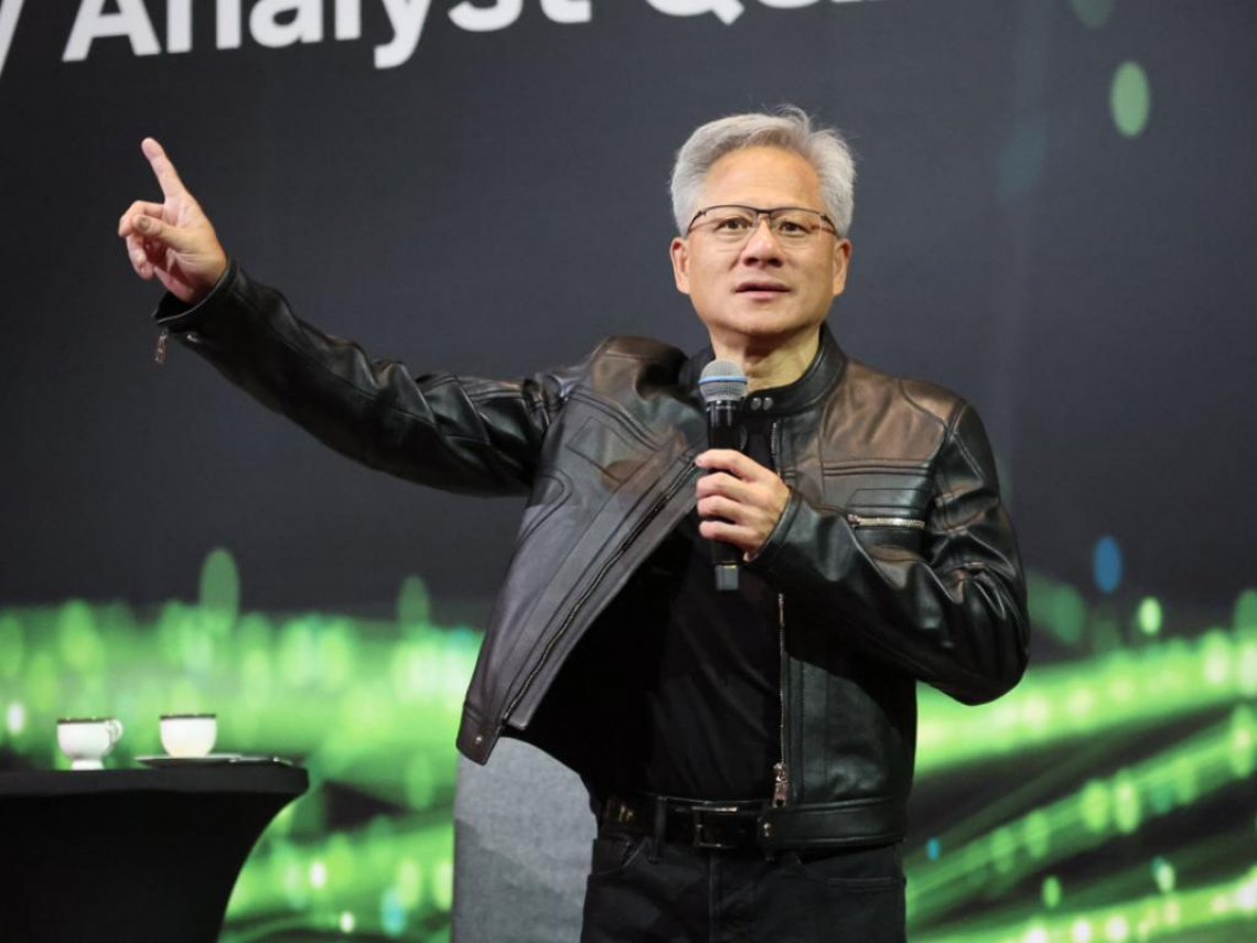 影／黃仁勳徐旭東花1分半鐘聊「過時皮衣」！想幫做機械夾克能控溫，他高EQ回應：得先過我老婆那關