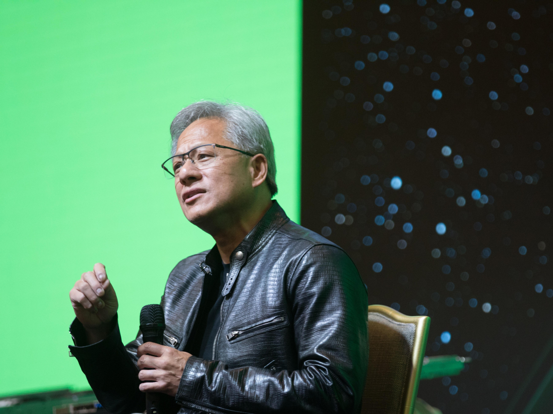 黃仁勳親揭最愛4個AI工具：它們是專屬導師「讓我變更聰明」！擔心未來沒工作？為何他說這想法錯了