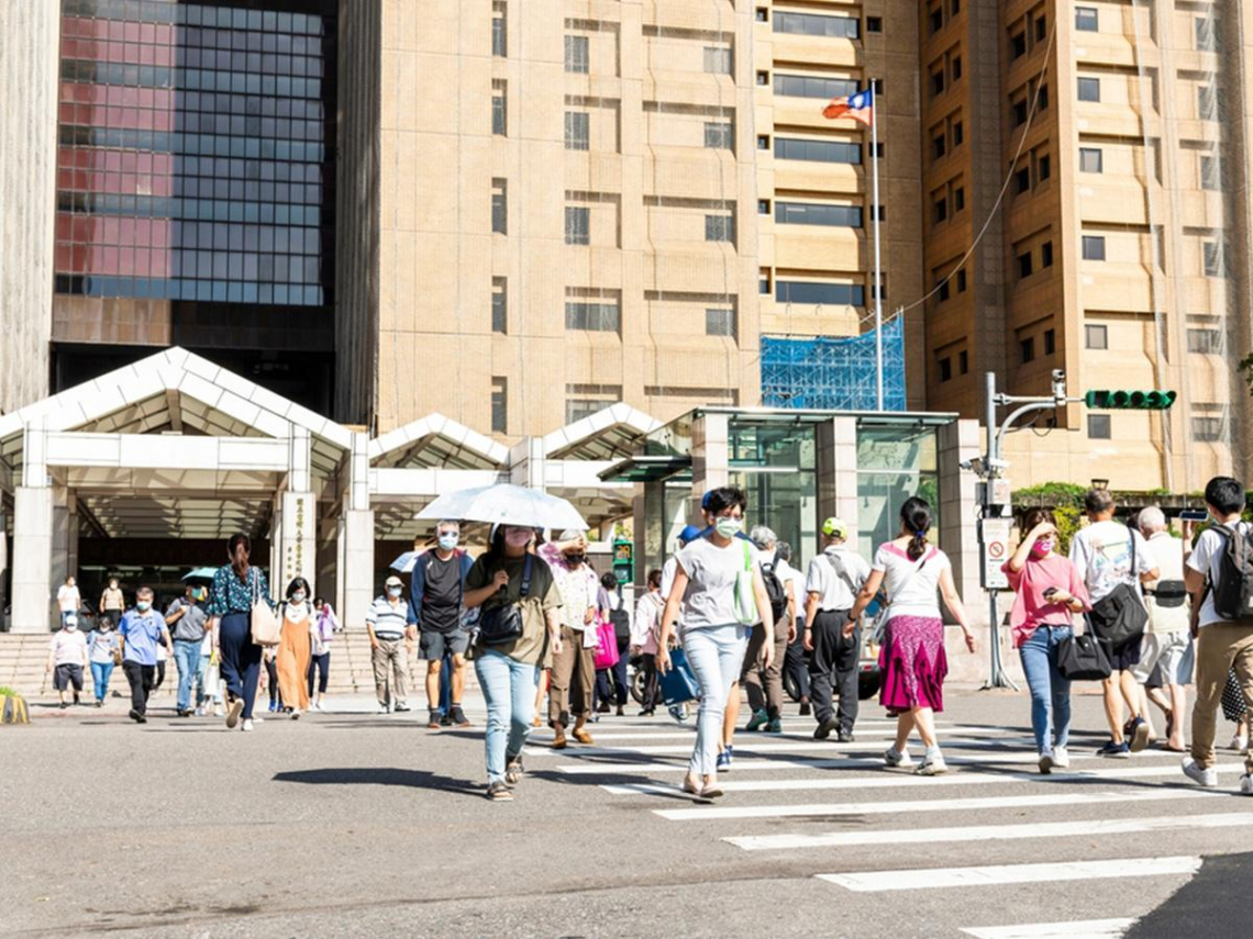 新冠染疫人數8月前恐逼180萬…快篩哪裡買？120萬劑下周超商、連鎖藥局鋪貨！新冠症狀再看一次