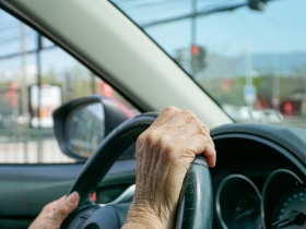驚！老翁「走路不穩」上駕駛座，連乘客都戴安全帽…警急攔查竟沒駕照，起身還要攙扶，下場曝光