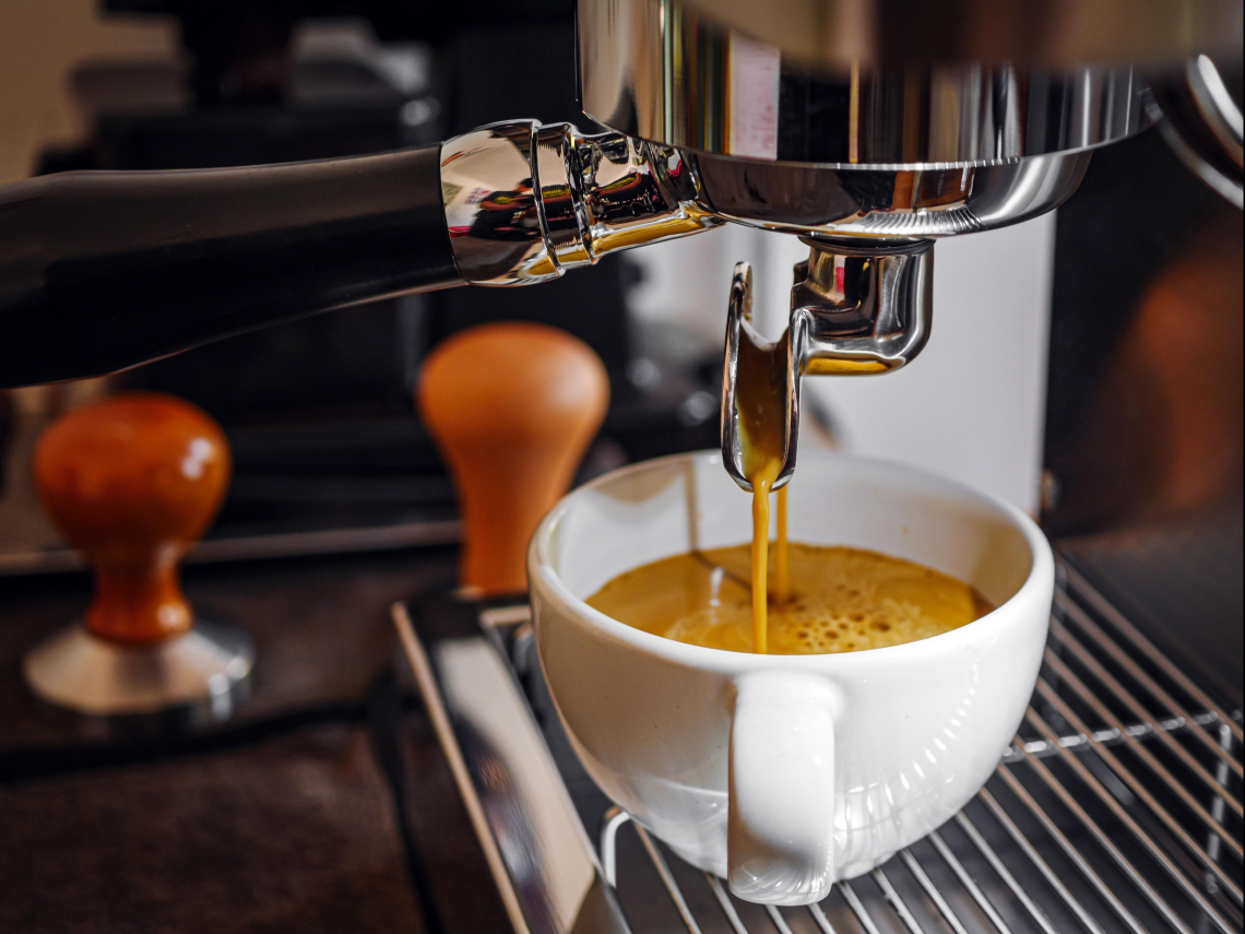 夏日喝冰咖啡好消暑！小心4種錯誤習慣，最嚴重變質劣化恐傷身…隨行杯怎麼用最安全？