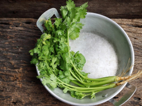 不是空心菜，他點50元時令青菜外送，竟是「滿滿香菜」！網笑翻很貴耶賺到…香菜有啥營養、好處？