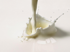 「鮮奶茶」要改叫「牛乳茶」！鮮乳標章怎定義？進口乳能叫鮮乳？乳品標示新規出爐，明年7月上路