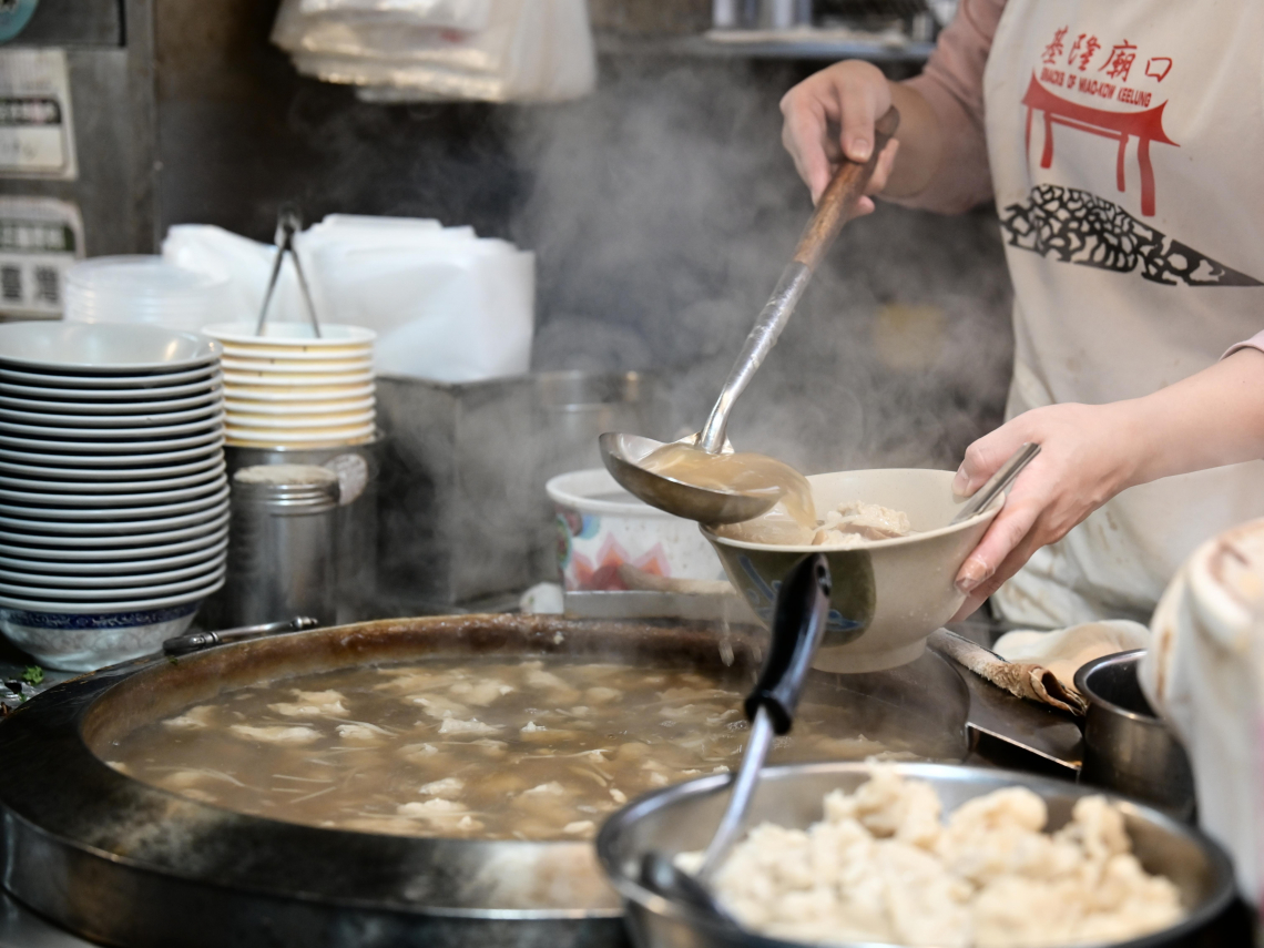 攤販找錢又摸食物！食藥署原要開罰「最高2億」突喊卡：期限改「輔導到攤商接受」…一文看完整新規