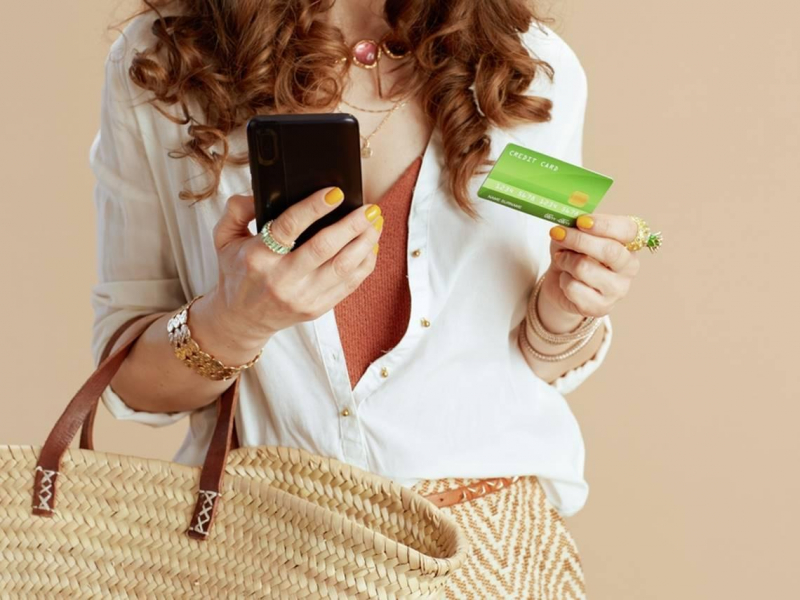 為何買菜計較10元，名牌包卻秒刷？經濟學家破解「心理帳戶」迷思，教你守住荷包不亂花