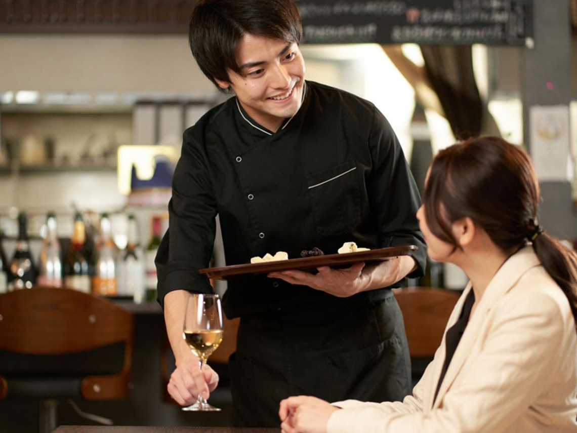 餐飲喊缺人，這5家年薪卻不到40萬…門檻低人人能做？過來人反駁：需要很多綜合能力「別屈就低薪」！