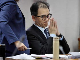 56歲考試院秘書長劉建忻突昏倒、撞翻備詢台！畫面曝光「臉色發白血色盡失」…醫：暈厥有8個可能原因