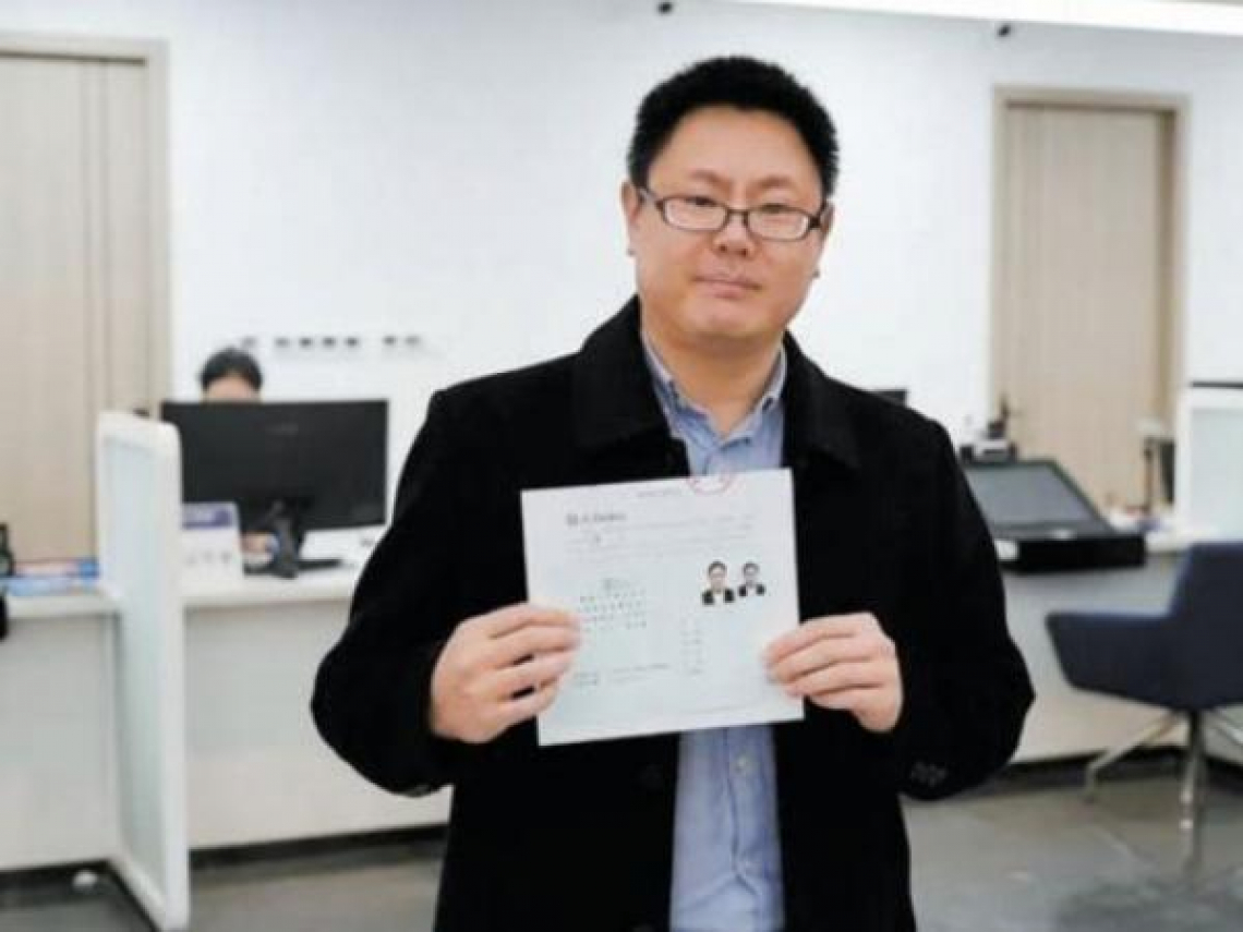 張立齊台灣身分證被廢，拍片嗆聲後下跪：回不去台灣跟阿嬤道歉…全台首位領中國定居證，想回台該怎麼做