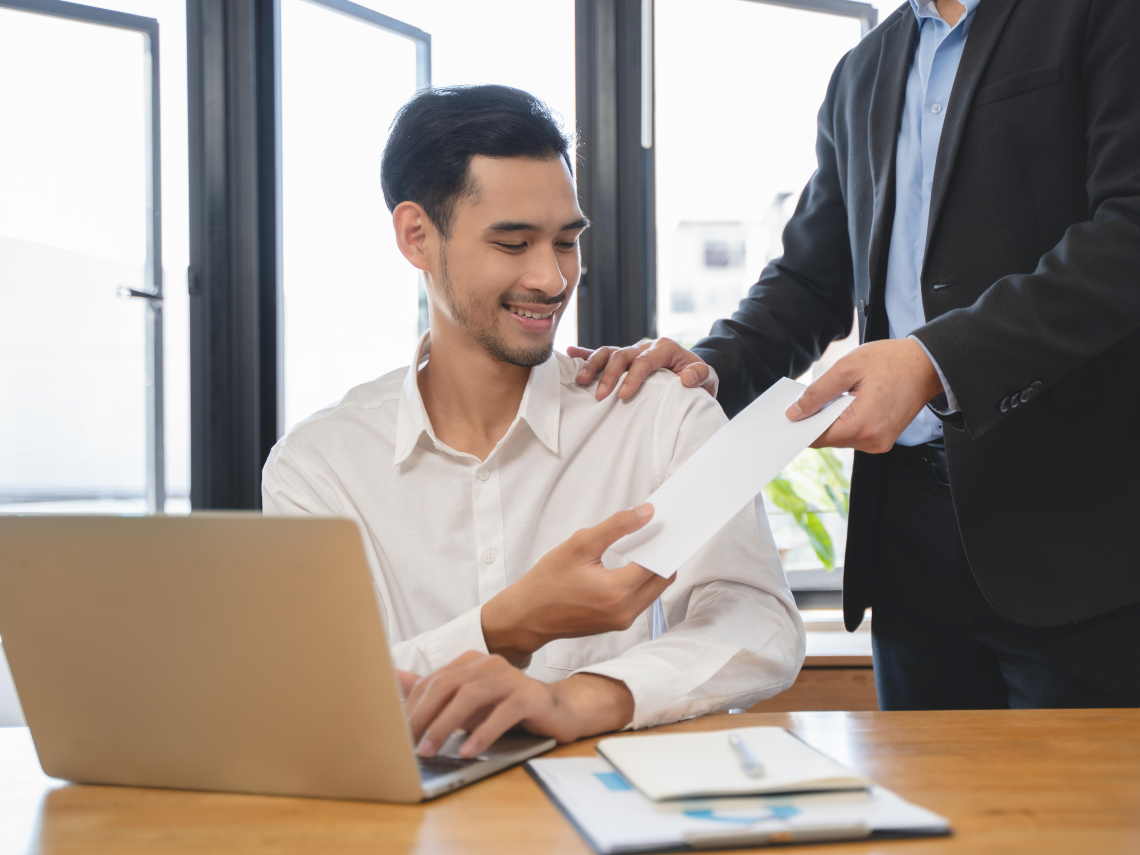 他年年考績甲等，當5年小主管卻從沒調薪過…你是沉默薪貧族？要求加薪總是罐頭回覆：只有一條路能走