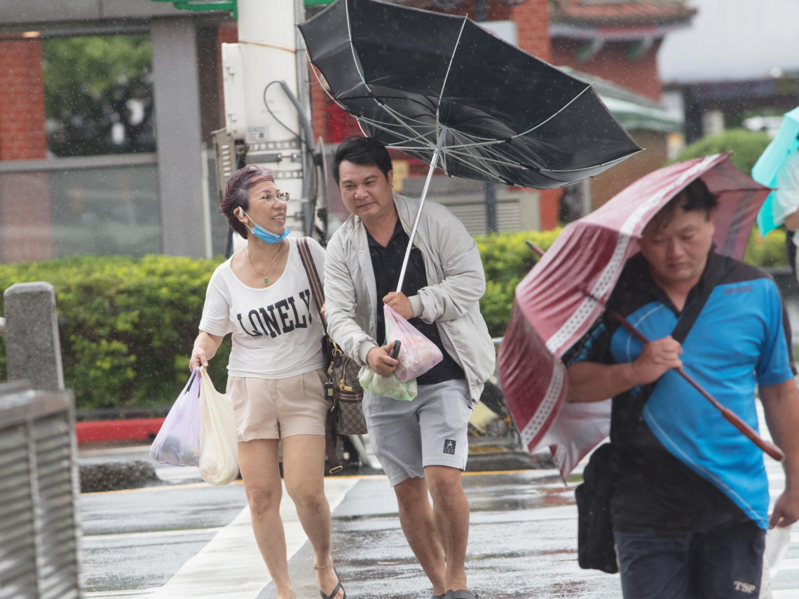 蝴蝶颱風最新路徑曝！下週靠近台灣？「這天起」連3天影響最大…專家揭模式模擬：中颱上看強颱