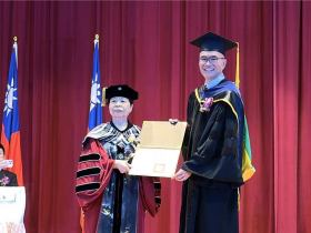 「我沒讀什麼書，感謝大家不嫌棄我」陳樹菊獲頒名譽博士：全因陳家3長輩，才有今日的賣菜阿嬤