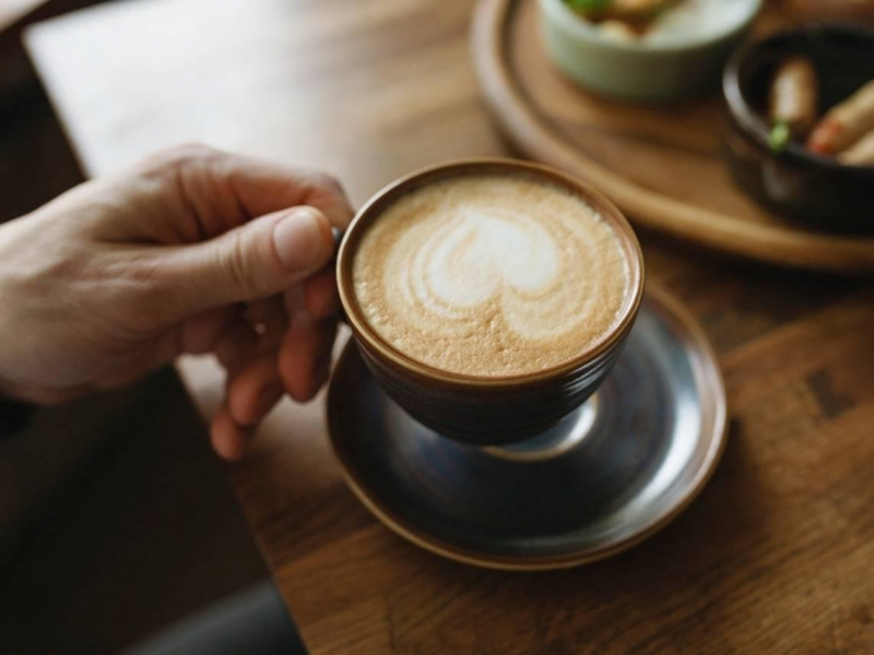 高中老師用死薪水，滾出千萬資產！每天省下1杯咖啡錢，如何翻成3千萬退休金？揭小資族致富關鍵