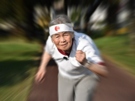 當了40年家庭主婦，她72歲玩相機爆紅！曾說臥床也會拍天花板，97歲「自拍嬤」告別人生：天堂繼續拍下去