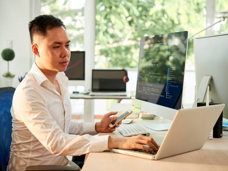 眼紅「外包賺得比我多2倍」，工程師創業年收400萬，月花8萬租豪宅、背債百萬告白：只有1個銀行帳戶害我破產