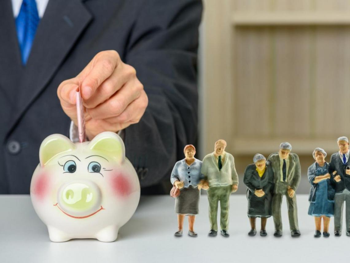 發錢了！勞保年金、勞退、國民年金…勞保局逾10項給付領到月底，這筆錢「有時效」一次入帳近10萬