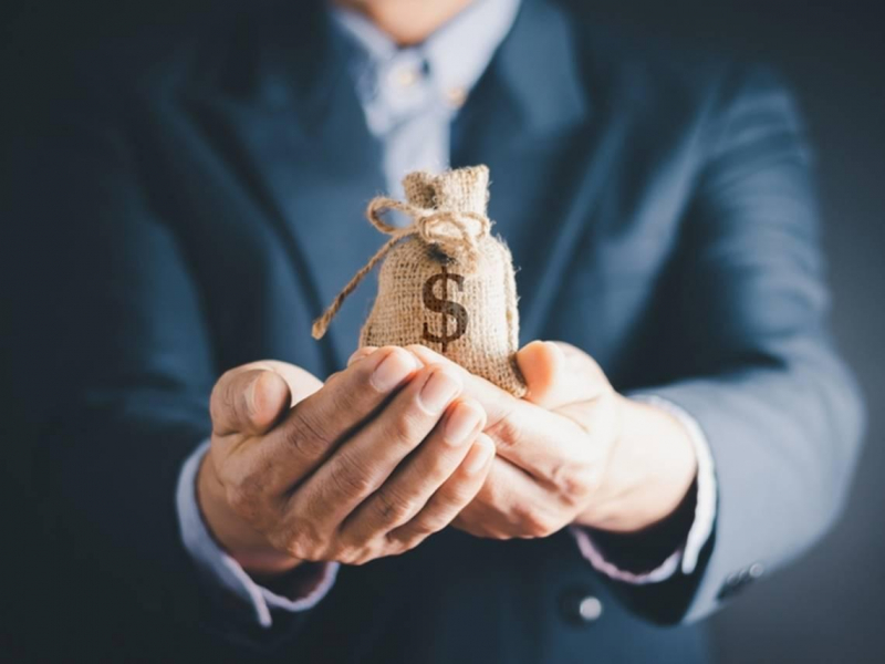 作家光版權費就賺近3千萬，財富自由卻仍窩在43年老房…沒買過新車、不曾外食的「富豪真實人生」