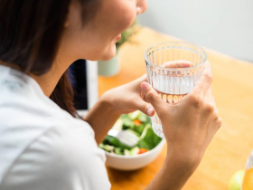 邊吃飯邊喝水行不行？水肉菜順序交替吃，竟能助排便...改善便祕快看！飯前、飯中、飯後這樣喝水