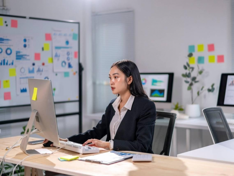 年薪百萬卻月光？她從「月存千元」翻身千萬富婆！揭秘富人不再說的存錢鐵律