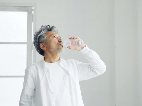 他86歲因肺炎送醫，被粗繩、拘束帶綁在床上，還上了鎖：求求你，就放了我吧！