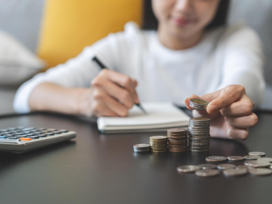 00878、00919…她用這招＋月砸1萬存高息ETF「4年翻一桶金」！為何小資族、大戶都愛它？