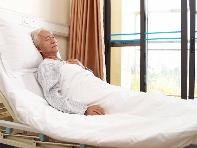 「求求你，放了我吧」86歲爺爺被綁在病床直到逝世，醫師一生愧疚反思：為何歐美沒有臥床老人？