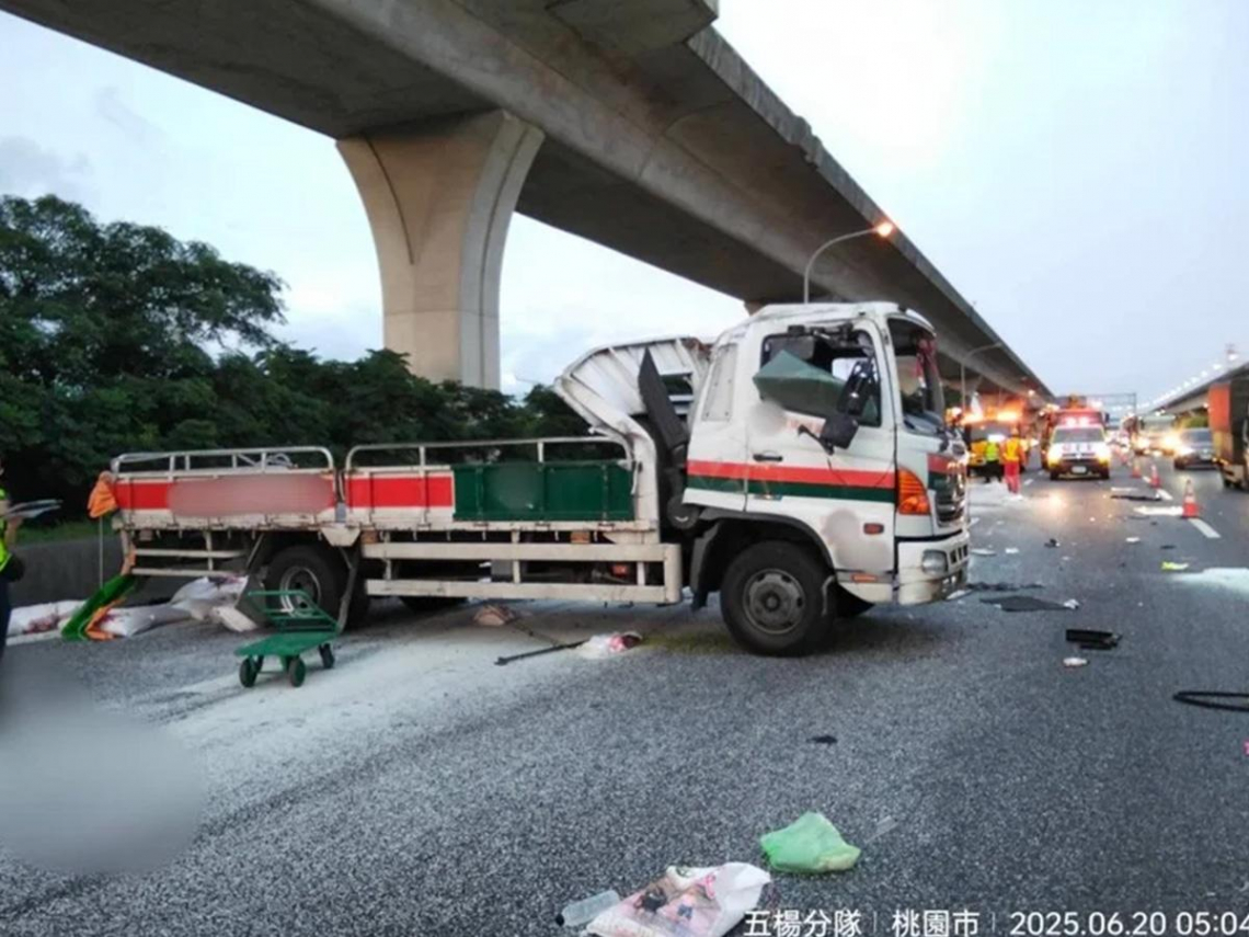 影／他國道追撞「下車跳著揮手」提醒來車...大貨車急閃翻滾3圈，如何避免2次事故？警曝安全作法