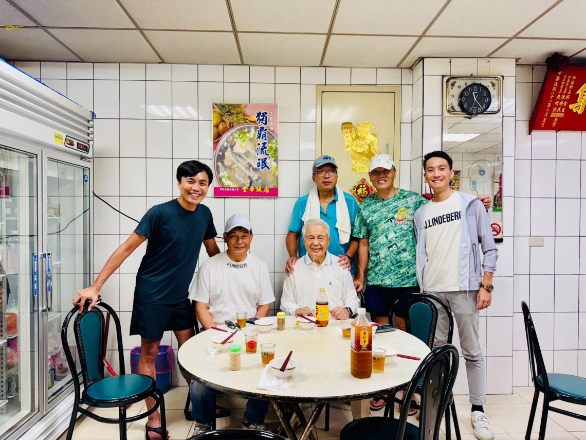 「清晨出門爬四堵，山徑綠意盎然！」謝金河穿HOKA新鞋上山：考驗過溪鞋子不濕…他親曝結果